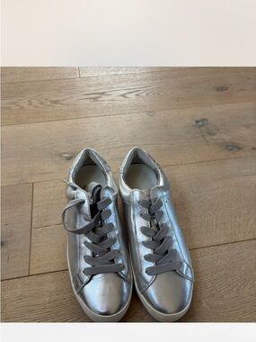 NWOT Banana Republic Women’s Metallic Silver Casual Sneakers